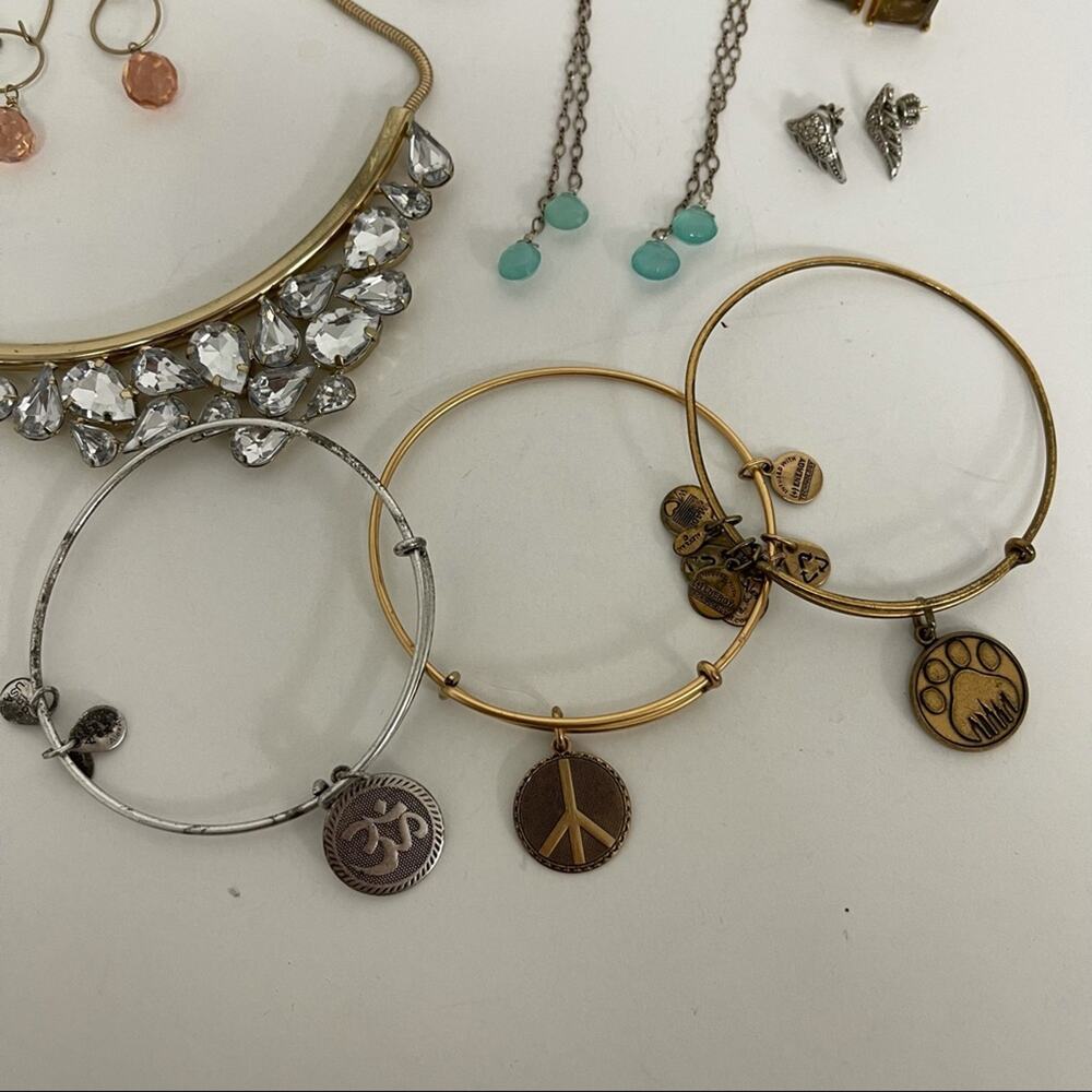 JEWELRY BUNDLE Earrings Bracelets Necklace Includes 11 Items Gold & Silver - Picture 5 of 7